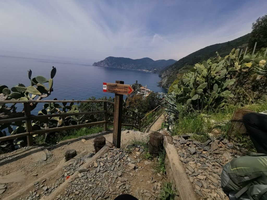Escursione sul Sentiero del Crinale, un sentiero panoramico che corre lungo la cresta dell’isola